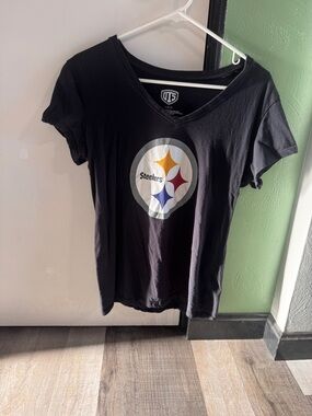 Women's Black Pittsburgh Steelers V-Neck Logo Tee size large